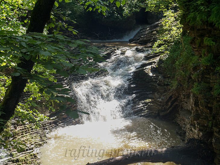 Водопад Каскадный или Малыш ручей Руфабго